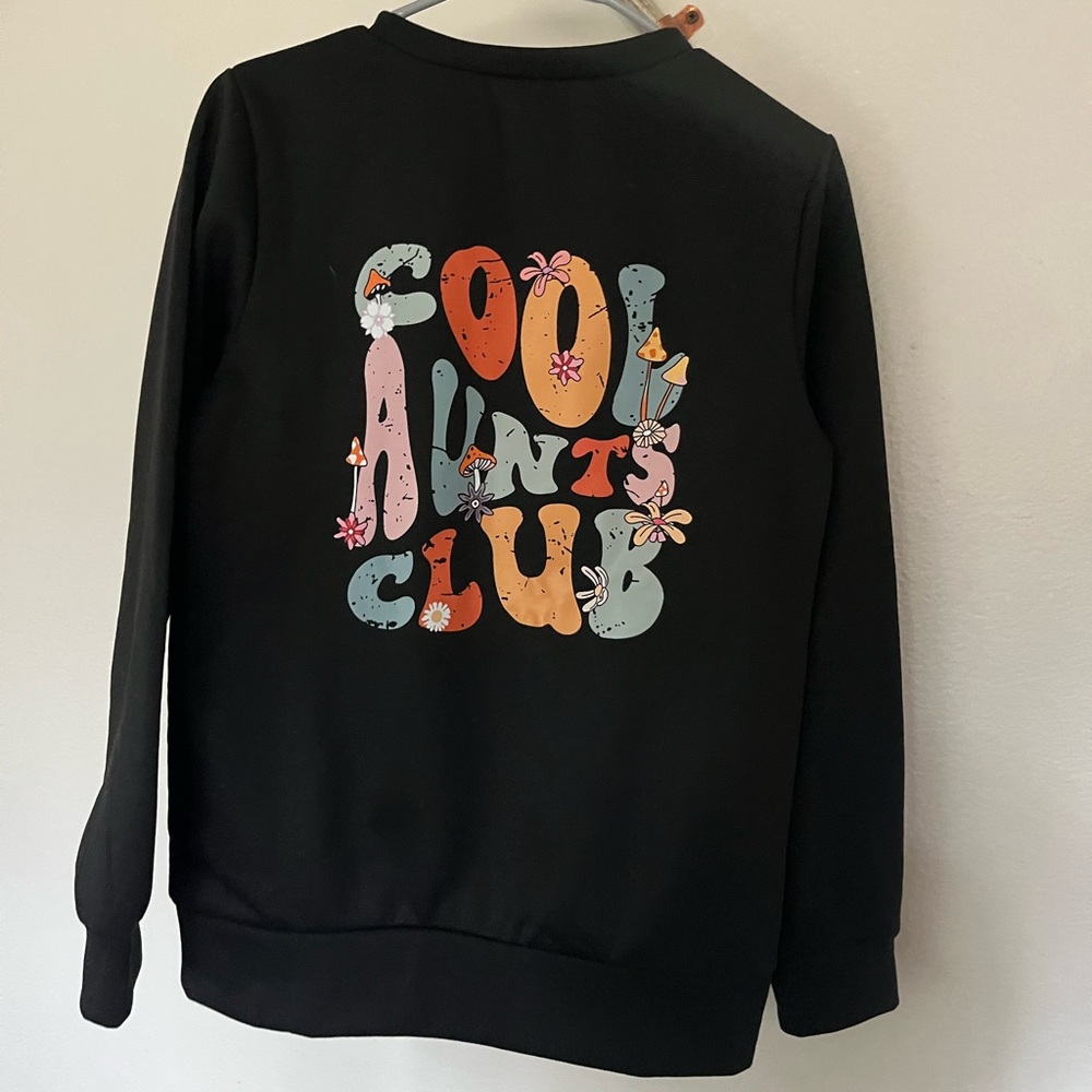 NWOT “Cool Aunts Club” Crewneck